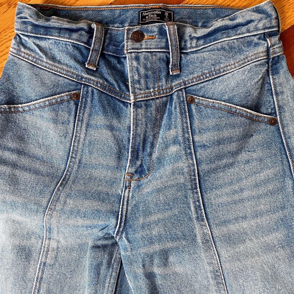 Abercrombie & Fitch Light Wash High Rise Balloon Leg 26 | 2 R - Picture 2 of 3